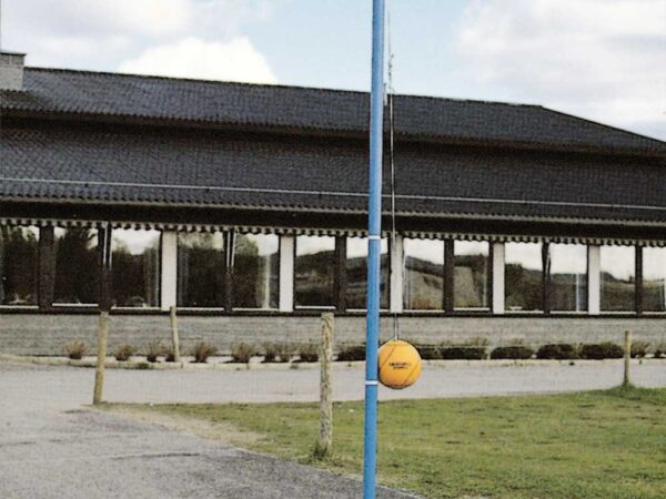 Smashball med stolpe og sementblokk