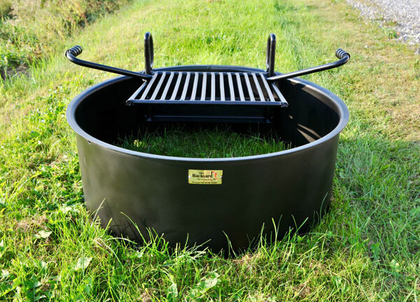 Bålsted med justerbar grillrist . Diameter 81 cm og høyde 30 cm