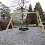 Huskestativ med fuglerede i Robinia