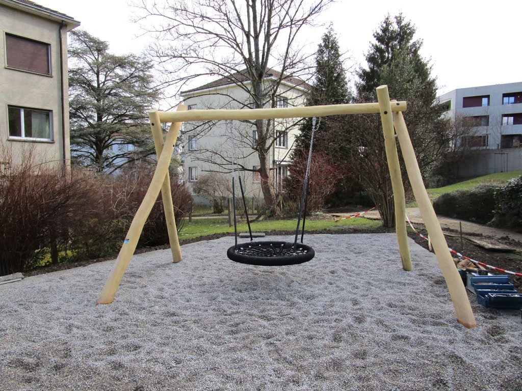 Huskestativ med fuglerede i Robinia