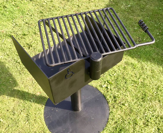 grill tilpasset rullestolbrukere som inkluderer dreibar grillrist