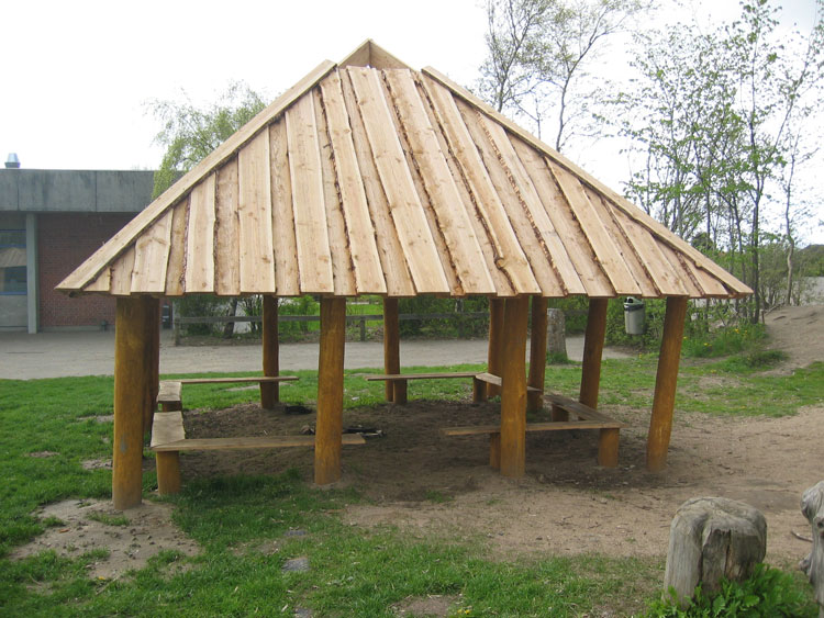 Vinkelbenk til grillhytte