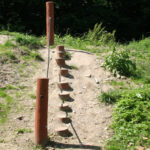 Stolper med tau, opp skrå