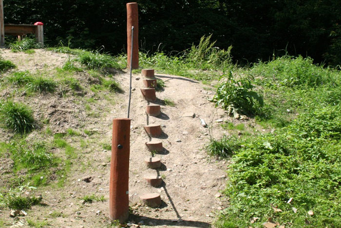 Stolper med tau, opp skrå