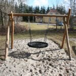 Huskestativ med fuglerede i Robinia