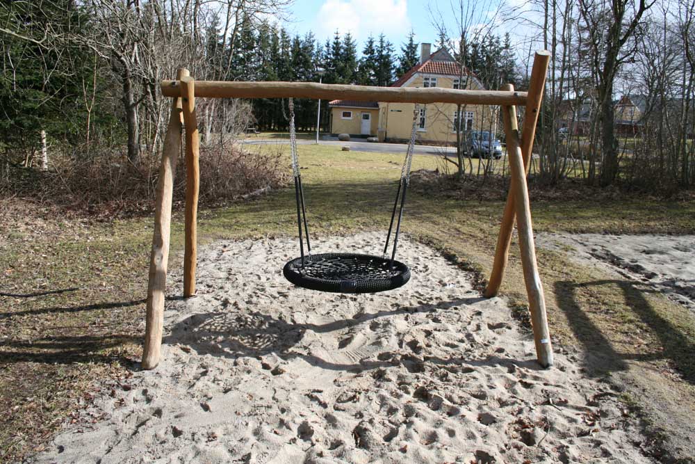 Huskestativ med fuglerede i Robinia