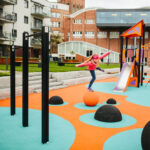 Om Produktene Om søve produkter. Jente som leker på lekeplass