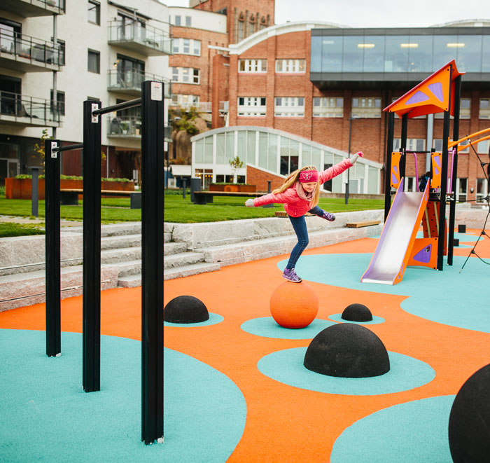 Om Produktene Om søve produkter. Jente som leker på lekeplass