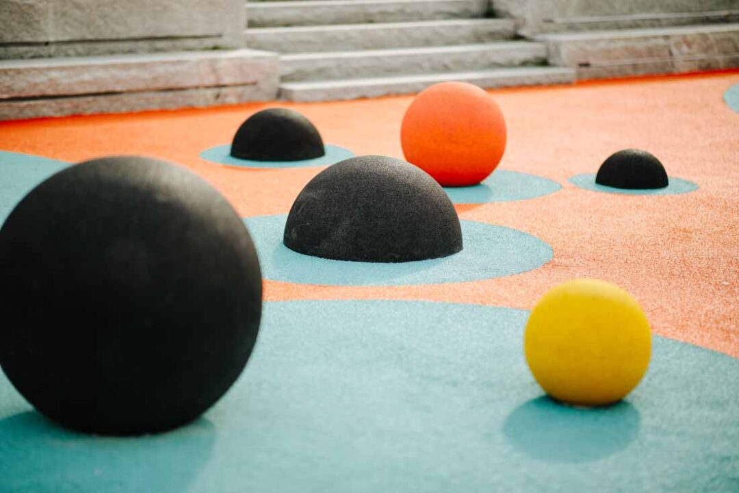 Foto: Jan Ivar Vik Www.vikfoto.no Kuler til lekeplass fra Kraiburg