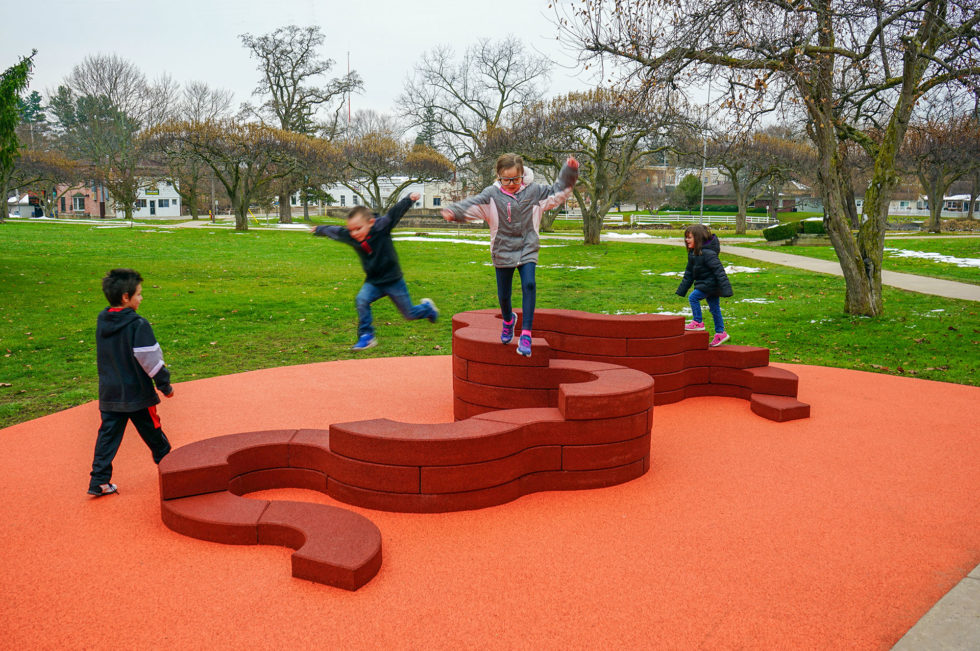 Rød resirkulert gummi s-blokk til uteplassen