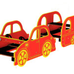 Bil med campingvogn til lekeplassen Bil med campingvogn