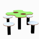 Lekebord med fire stoler