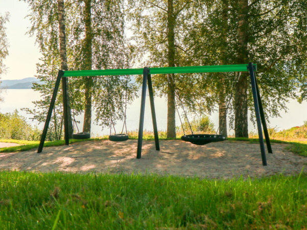 Huskestativ med fuglerede og huskeseter