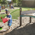 Lekekjøkken for sand og vann med vanntilkobling