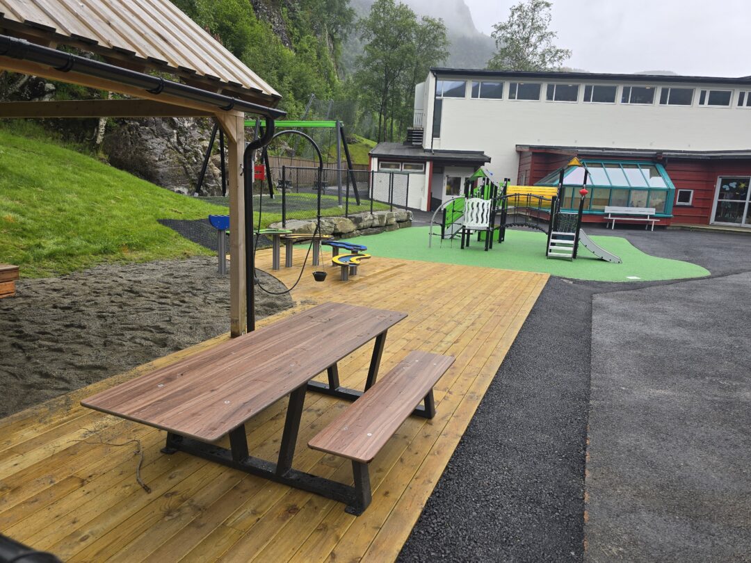 20250701 124400 Park - Piknikbord for barn og rullestol