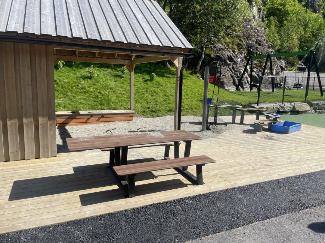 Svelgen Bhg Etter (1) Park - Piknikbord for barn og rullestol
