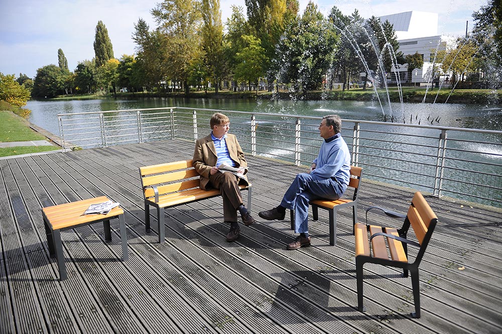 Banc Publique Benk med armlene